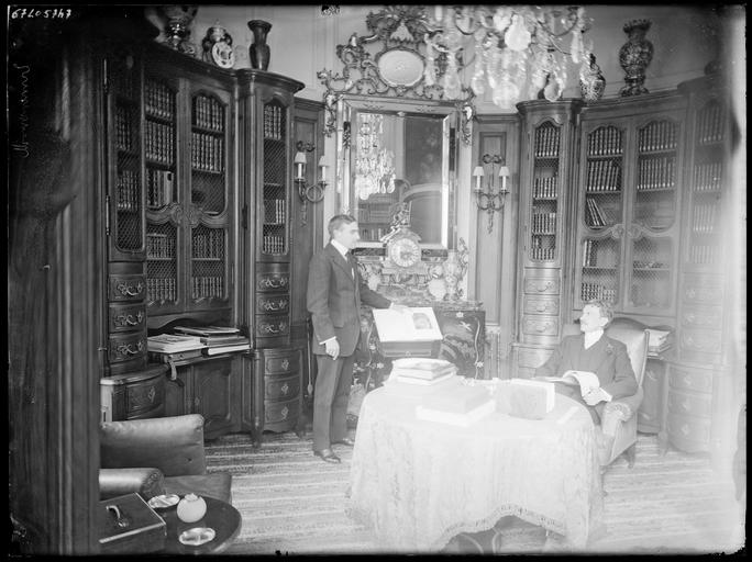 Intérieur : deux hommes dans la bibliothèque