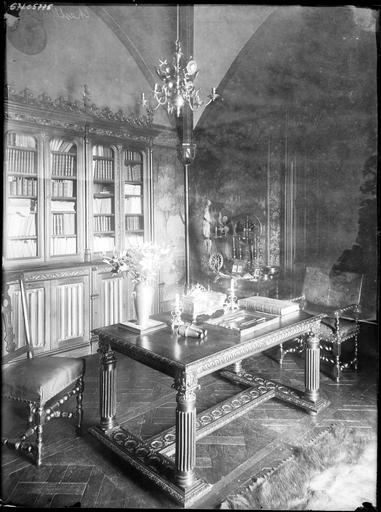 Intérieur : bureau et bibliothèque