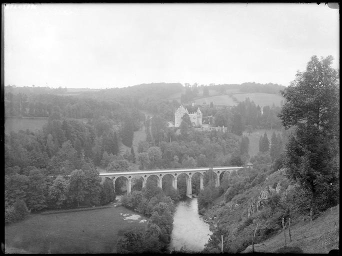 Vue éloignée, viaduc au premier plan