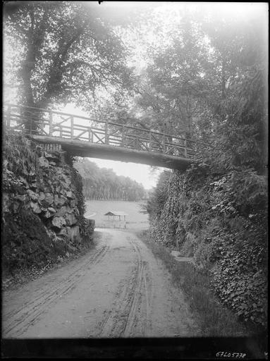 Parc : pont de bois au-dessus d'un chemin