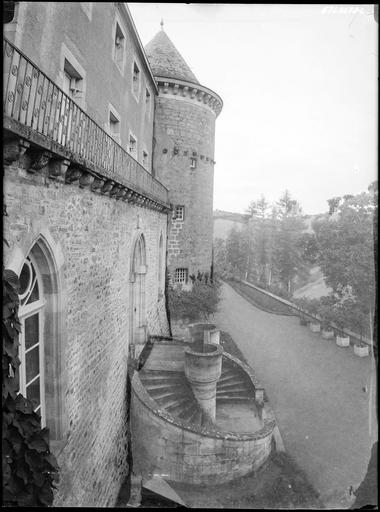 Façade vue en perspective, escalier extérieur en fer à cheval