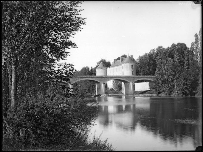 Ensemble et pont sur la Creuse