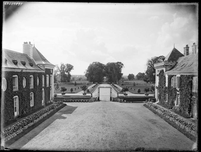 Cour d'honneur : pavillons et allée