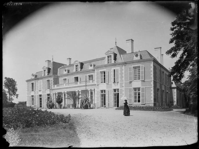 Ensemble sur parc, une femme