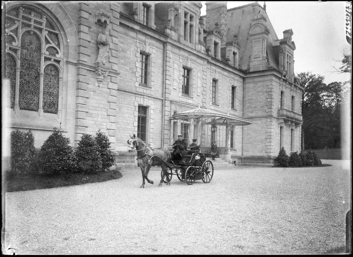 Voiture attelée devant la façade, le cocher et deux hommes