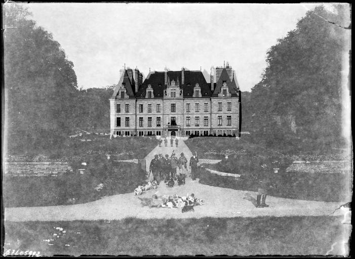 Devant la façade, chasseurs et chiens prêts pour la chasse à courre