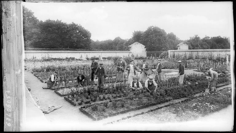 Jardiniers dans le potager