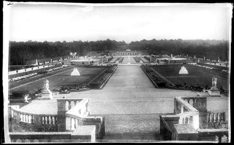 Parc pris de la terrasse, balustrades