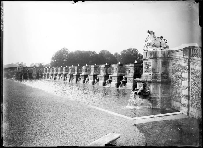 Parc : les grandes cascades en bordure du canal, sculpture