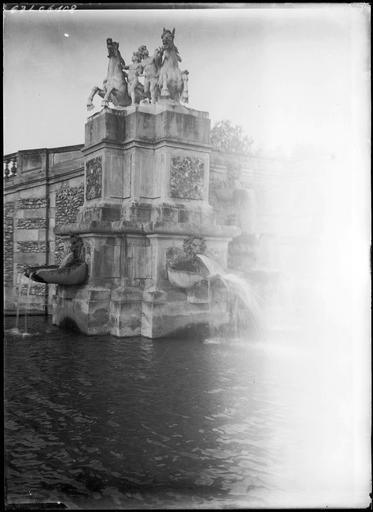 Parc : les grandes cascades, détail d'une fontaine et groupe sculpté