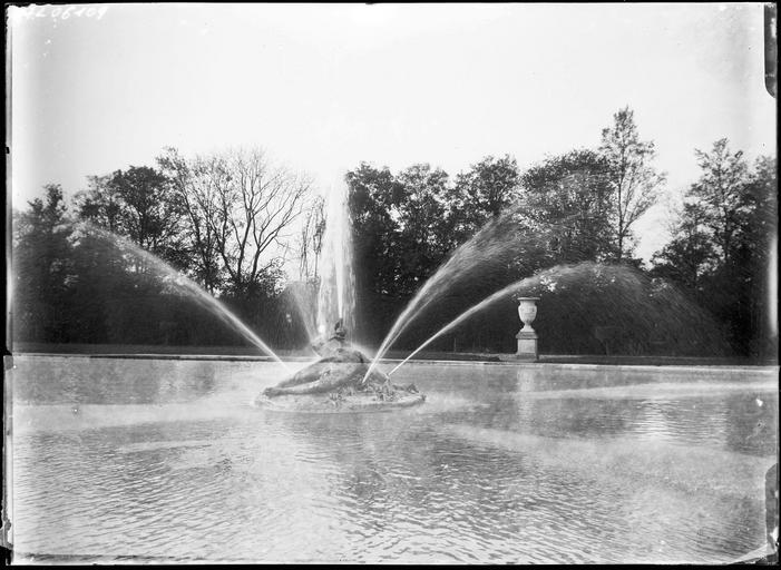 Parc : bassin des tritons, jet d'eau