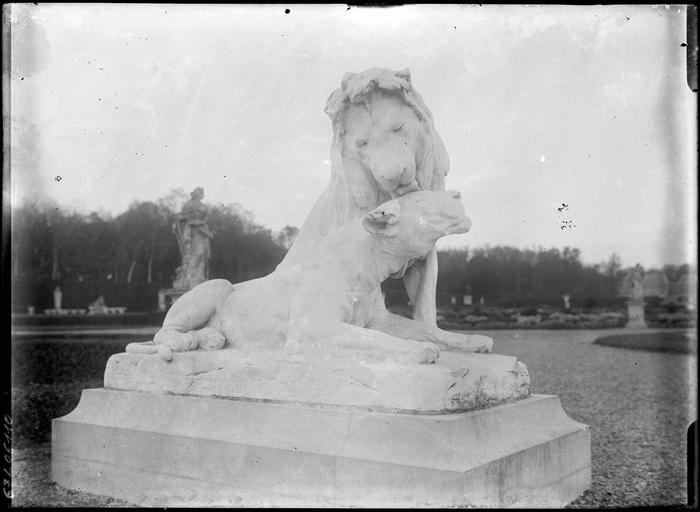 Parc : groupe sculpté, couple de lions