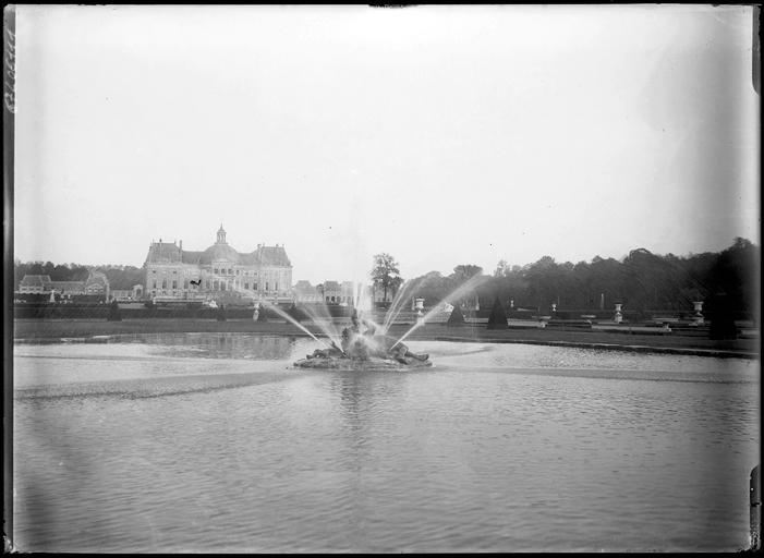 Parc : bassin des tritons, devant le château