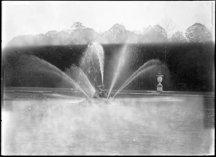 Parc : bassin des tritons, jet d'eau