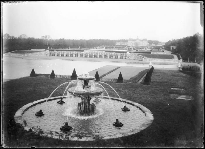 Parc, vue générale : fontaine, bassins et grandes cascades