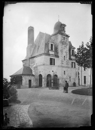 Pavillon du Xve et puits, un homme