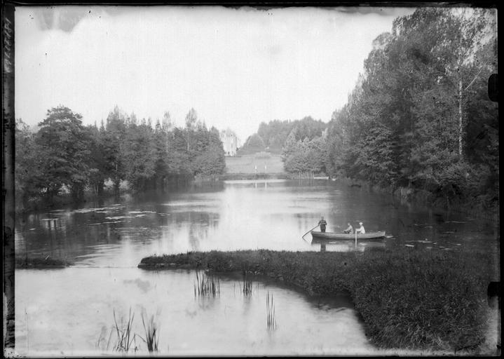 Le général Reille et deux personnes dans une barque sur une rivière