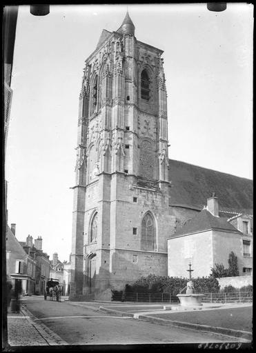 Tour-clocher sur rue