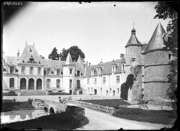 Ensemble sur cour, pont sur cours d'eau