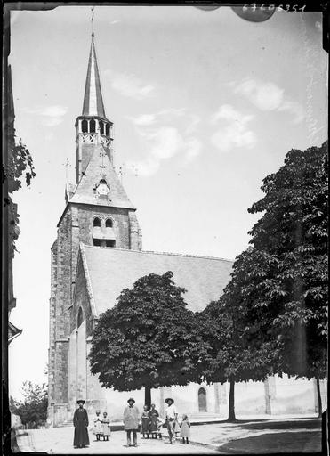 Ensemble et clocher sur une place, groupe de personnes et le prêtre