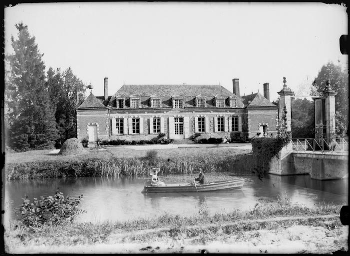 Ensemble avec portail d'entrée et pont, couple dans une barque sur la rivière