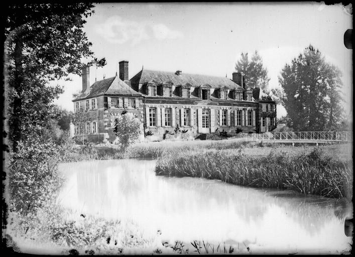 Ensemble avec pont, rivière au premier plan