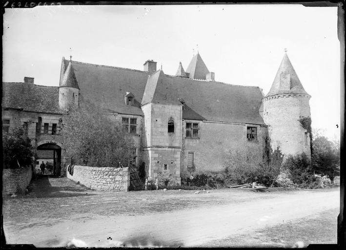 Façade de l'entrée, porche et tours