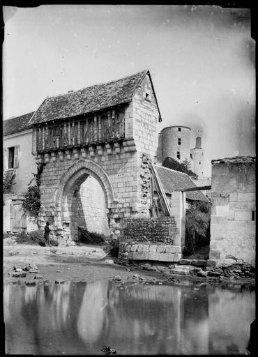 Porche d'entrée, rivière au premier plan