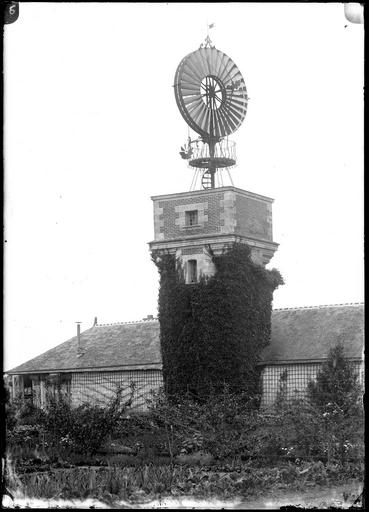 Eolienne devant les communs