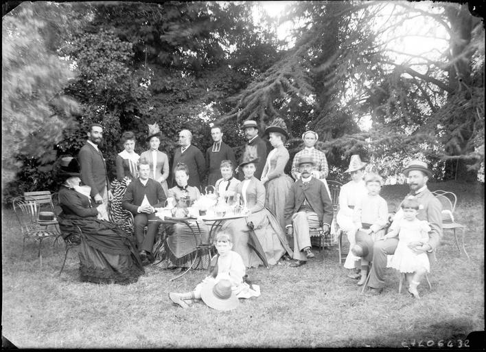 Portrait de la famille Maignant dans le parc