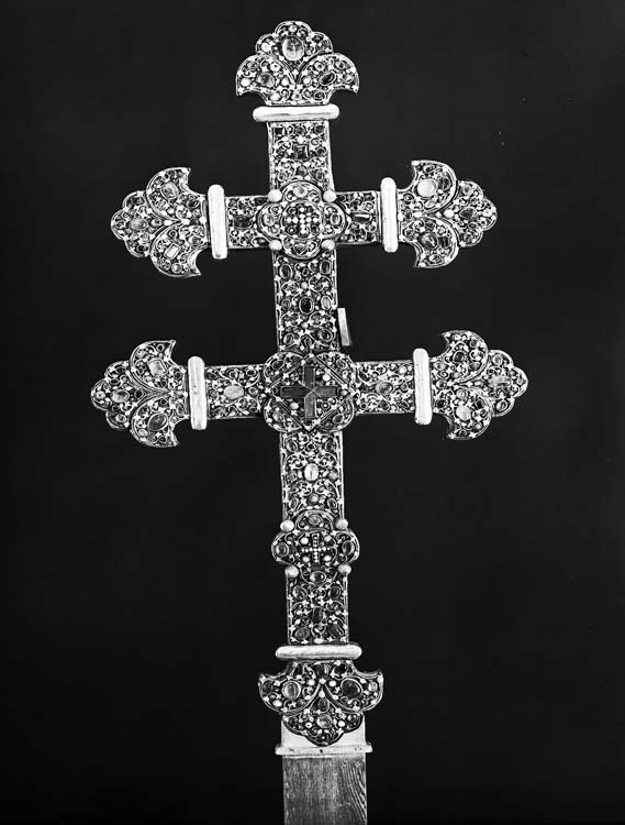 Croix reliquaire de Clairmarais, argent doré, nielles, filigranes et cabochons, avers