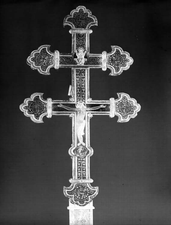 Croix reliquaire de Clairmarais, argent doré, nielles, filigranes et cabochons, revers