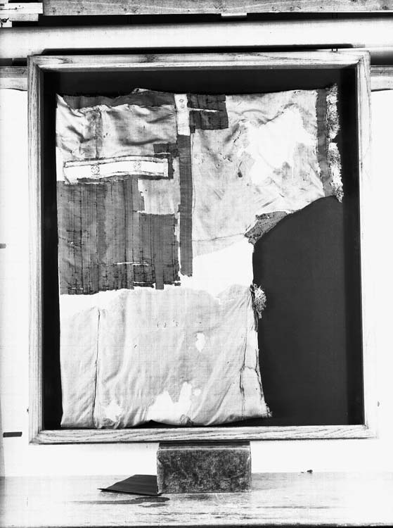 Fragments de tissu sous vitrine, chasuble