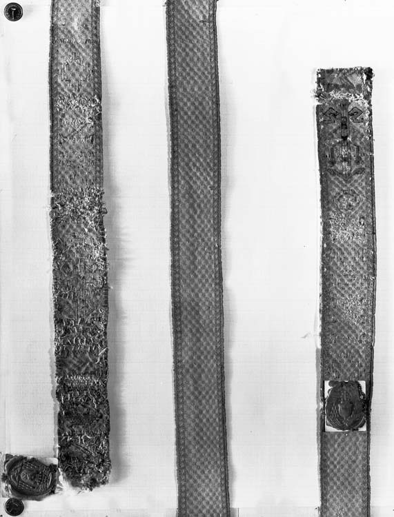 Ceinture dite de la Vierge avec inscriptions et motif décoratifs, en lumière verticale