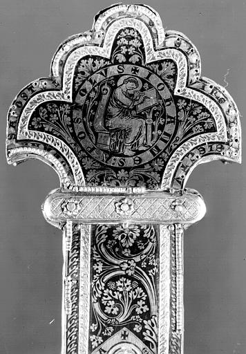 Croix reliquaire de Clairmarais en argent doré, nielles, filigranes et cabochons, revers, saint Jean (niellé)