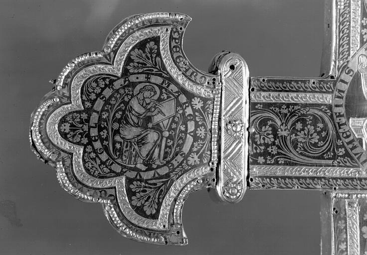 Croix reliquaire de Clairmarais en argent doré, nielles, filigranes et cabochons, revers, saint Marc (niellé)