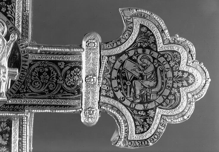 Croix reliquaire de Clairmarais en argent doré, nielles, filigranes et cabochons, revers, saint Luc (niellé)