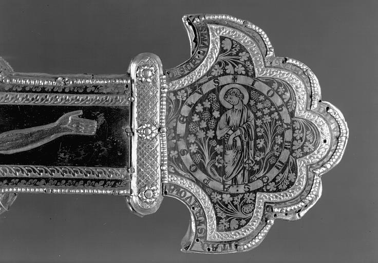 Croix reliquaire de Clairmarais en argent doré, nielles, filigranes et cabochons, revers, saint Jean (niellé)