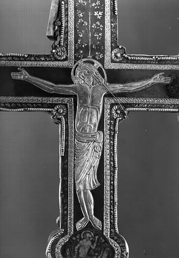 Croix reliquaire de Clairmarais en argent doré, nielles, filigranes et cabochons, revers, Christ en croix (gravée)