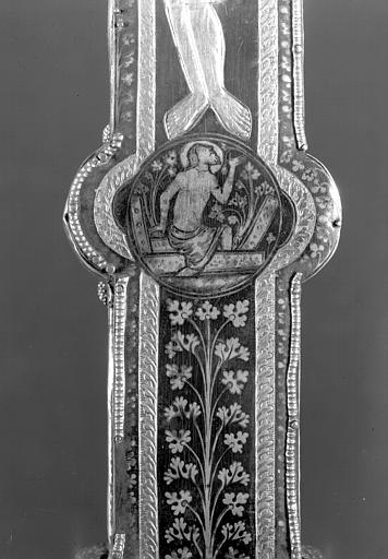 Croix reliquaire de Clairmarais en argent doré, nielles, filigranes et cabochons, revers, Adam (niellé)