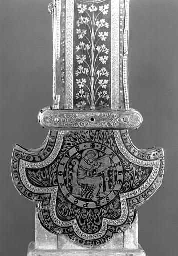 Croix reliquaire de Clairmarais en argent doré, nielles, filigranes et cabochons, revers, saint Mathieu (niellé)