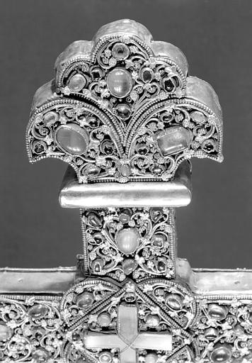 Croix reliquaire de Clairmarais en argent doré, nielles, filigranes et cabochons, avers, Fleuron (filigrané)