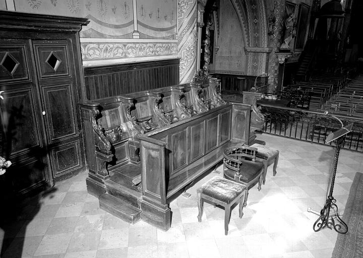 Stalles en bois sculpté du côté sud du choeur