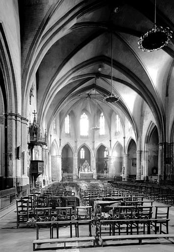 Vue intérieure de la nef vers le choeur