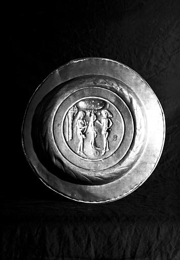 Plat de quête en cuivre repoussé, Tentation d'Adam et Eve