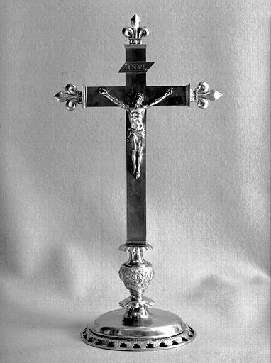 Croix pédiculée en argent