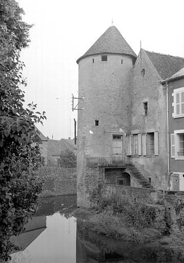 Tour d'angle, vue prise des douves