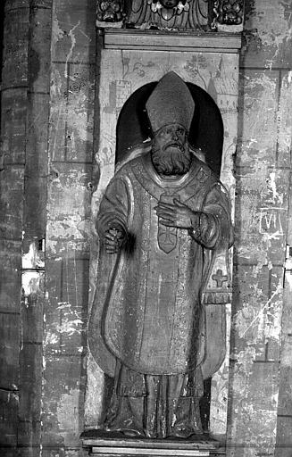 Statue d'un saint évêque en pierre, Ambroise (?), provenant de la tribune du collatéral nord