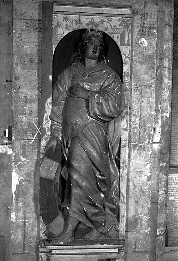 Statue en pierre de sainte Catherine, provenant de la tribune du collatéral nord