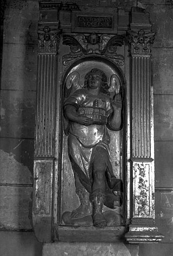 Ange portant maquette d'église, haut-relief en pierre dans la tribune du collatéral nord